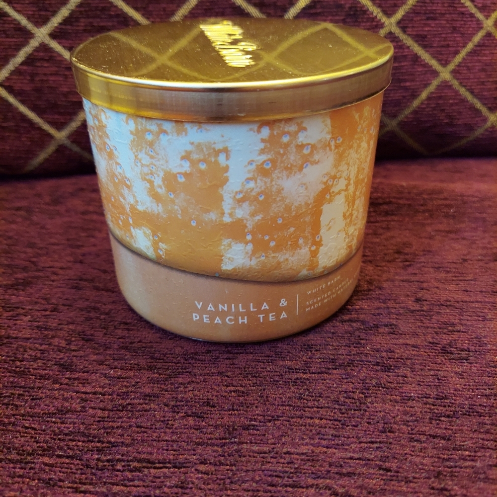 Vanilla and peach tea candle by bath and body works